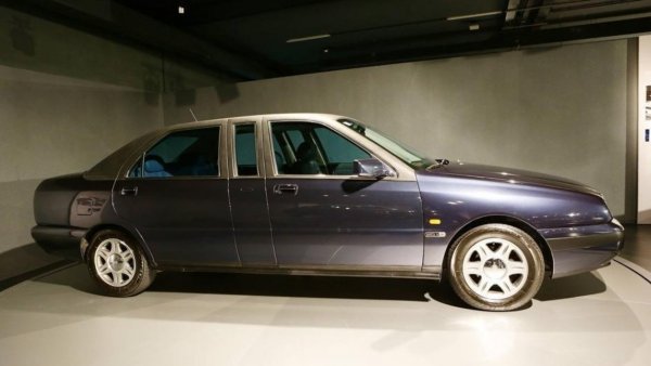 Отпред ще я помислите за обикновeна Kappa, но още първият поглед отстрани я издава като специална удължена версия, произведена в една бройка за шефа. Покривът е от винил. 
